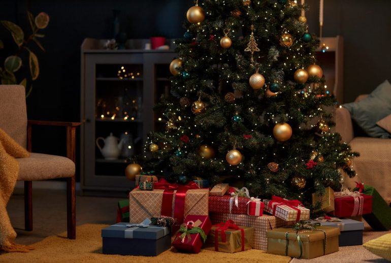 Background,Image,Of,Beautiful,Christmas,Tree,With,Gold,Accents,And